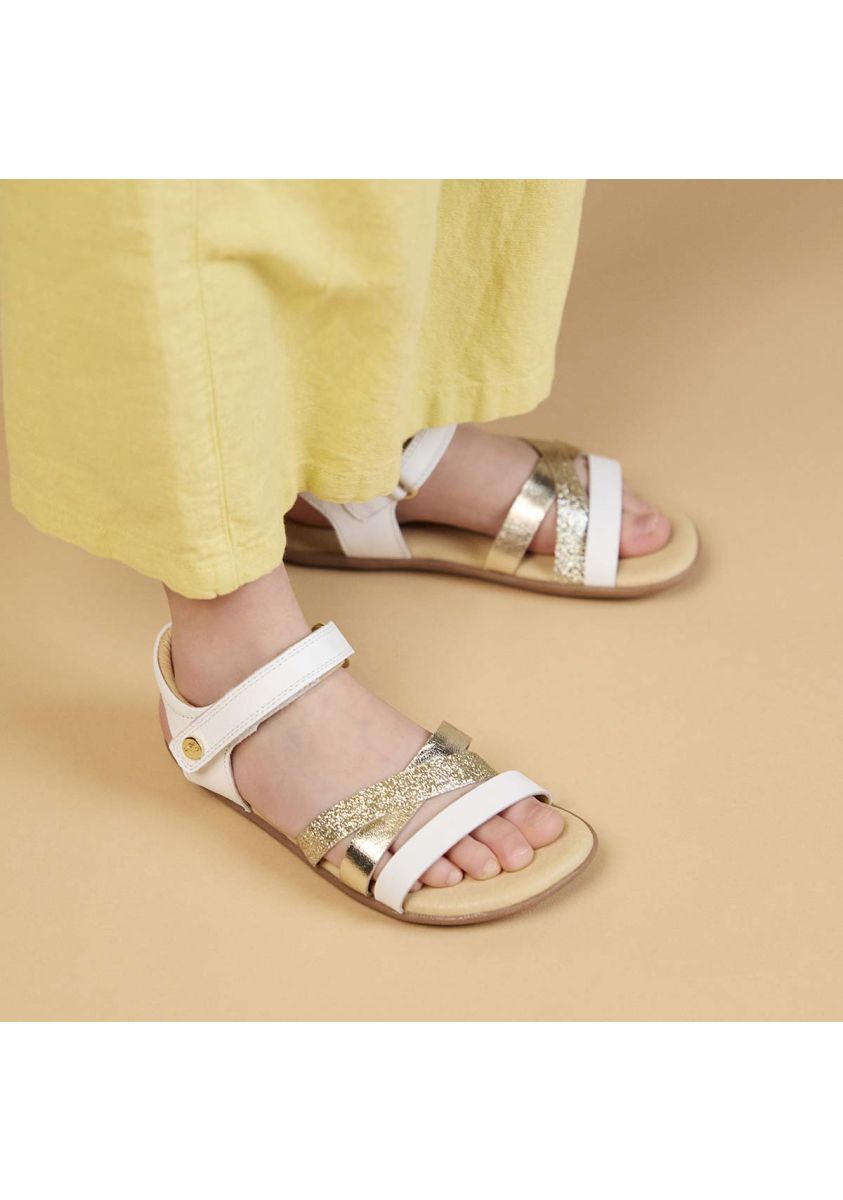 10932-sandalias-blancas-con-glitter-y-acentos-metalizados-para-ni-a-y-ni-o-karcag-blanco-1.jpg