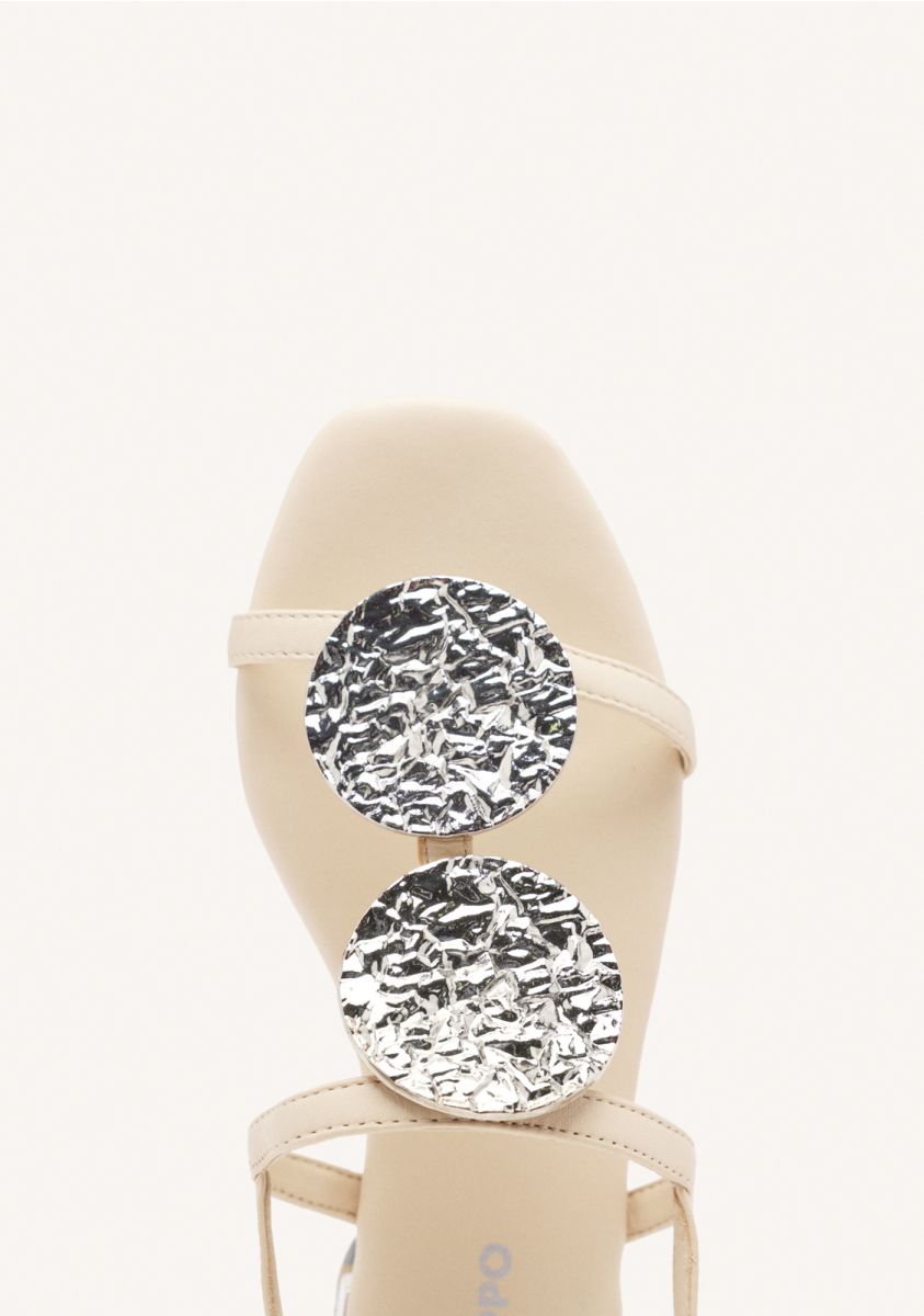 11081-sandalias-color-off-white-de-piel-con-adornos-met-licos-para-mujer-trofa-off-white-1.jpg