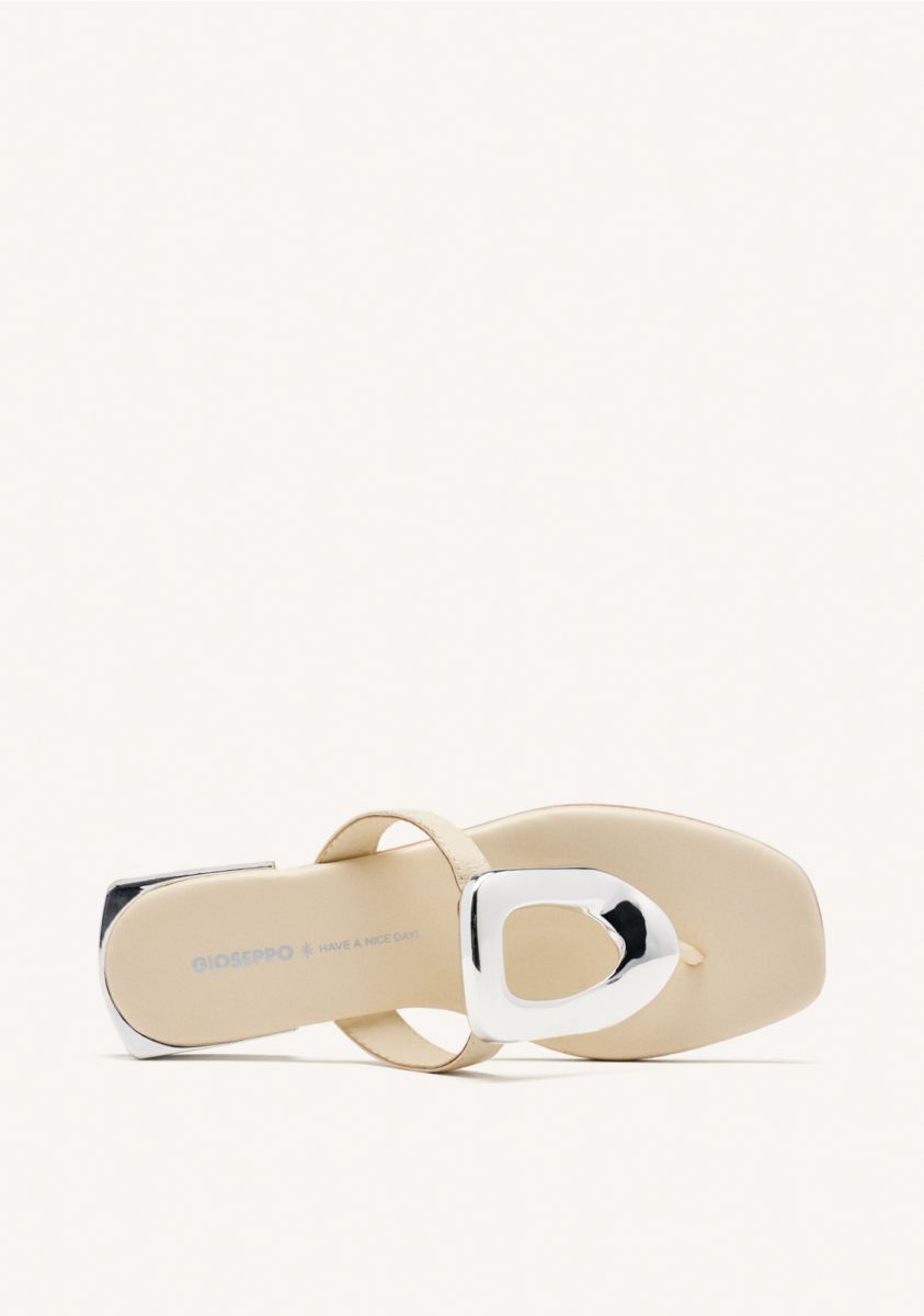 SANDALIAS COLOR OFF-WHITE DE PIEL CON ADORNO METÃLICO PARA MUJER VENDRES - OFF-WHITE
