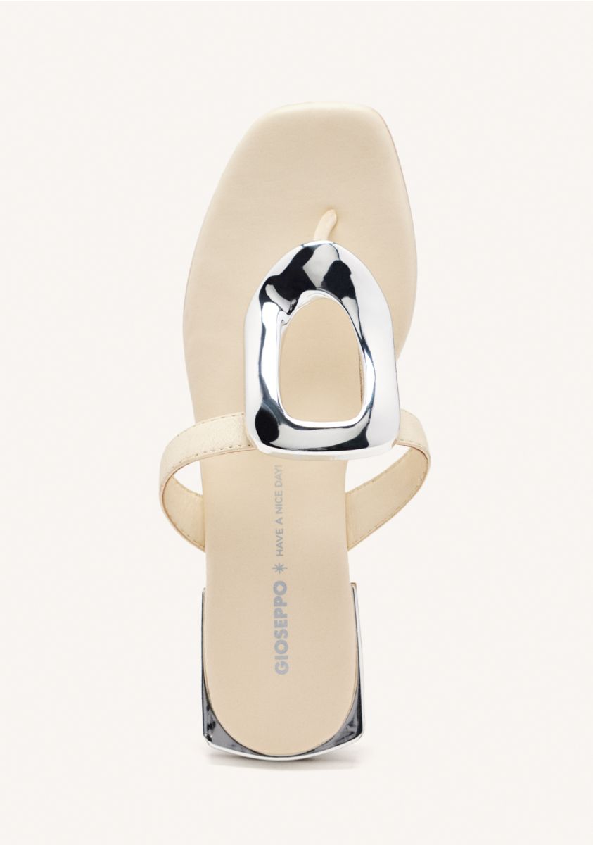 11105-sandalias-color-off-white-de-piel-con-adorno-met-lico-para-mujer-vendres-off-white-1.jpg