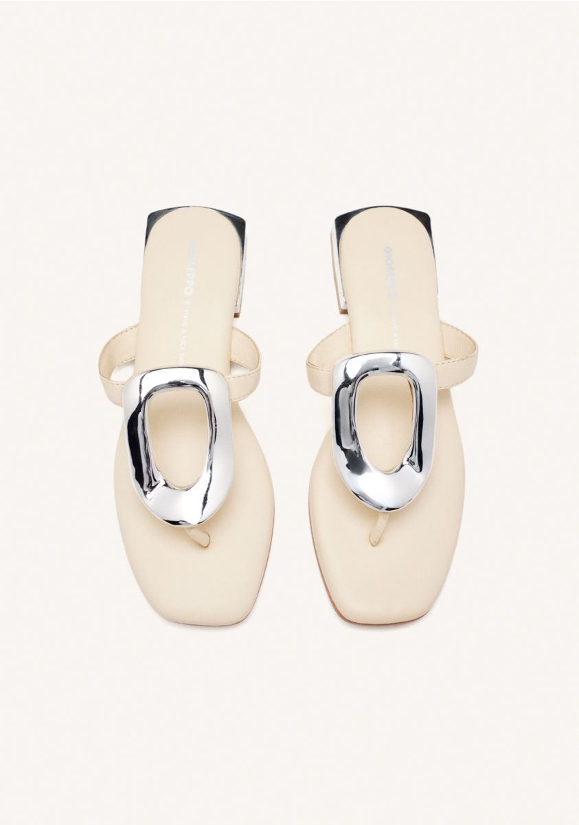 11105-sandalias-color-off-white-de-piel-con-adorno-met-lico-para-mujer-vendres-off-white-1.jpg