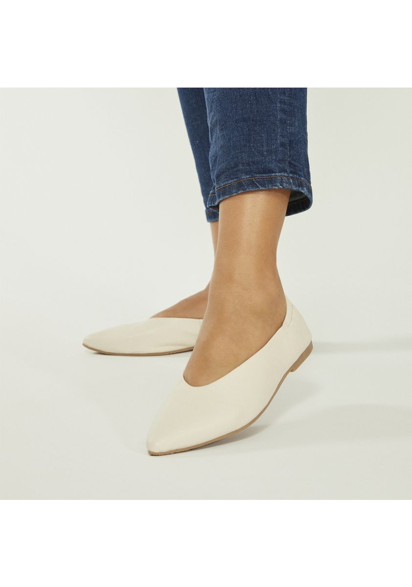 11179-bailarinas-de-piel-color-off-white-con-punta-fina-y-tal-n-fruncido-para-mujer-off-white-1.jpg