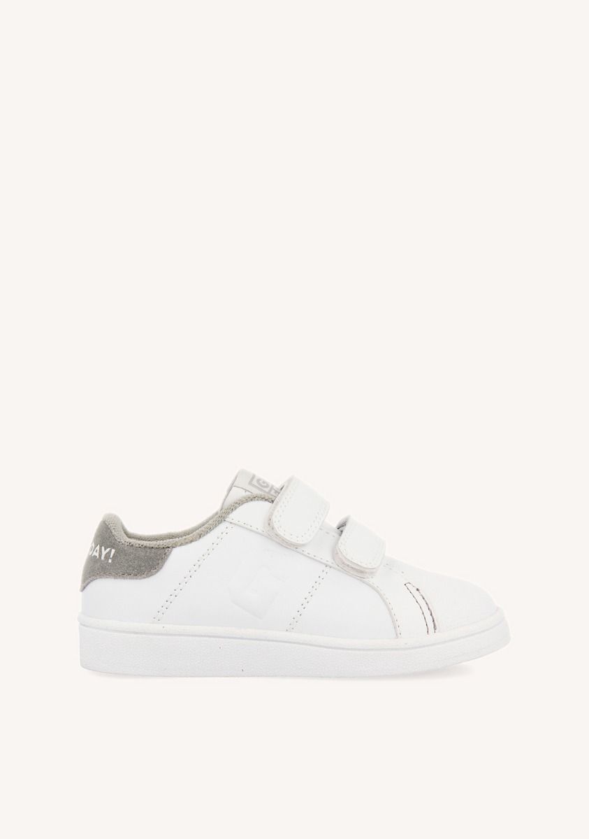 SNEAKERS COLEGIALES BLANCAS CON DETALLE EN GRIS Y DOBLE CIERRE AJUSTABLE VOLSK - GRIS