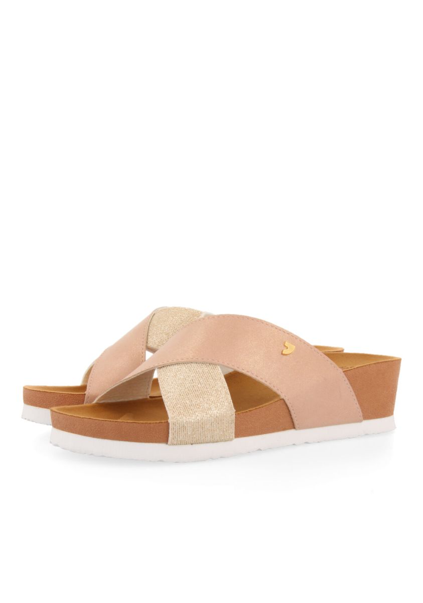 13131-chanclas-con-tiras-doradas-para-mujer-qormi-oro-1.jpg