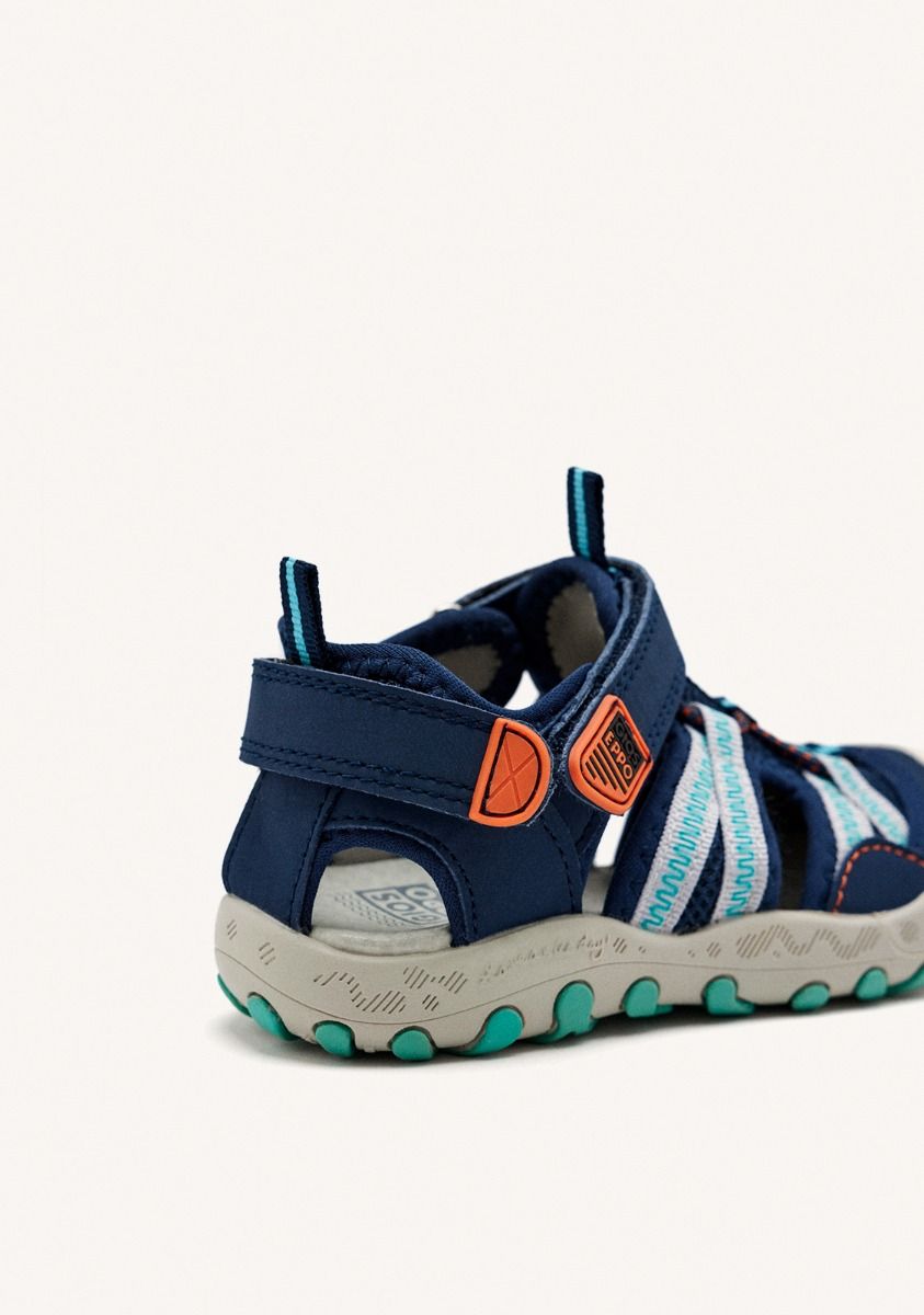 14216-chanclas-deportivas-azul-marino-con-detalles-naranjas-para-ni-o-deinze-marino-1.jpg