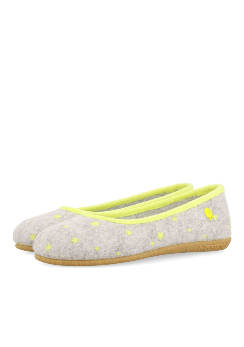 Zapatillas de estar por casa tipo bailarina hot potatoes mace - AMARILLO