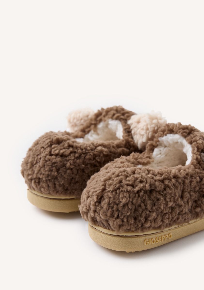 1541-zapatillas-de-casa-cerradas-pelo-borreguito-ealing-marron-1.jpg