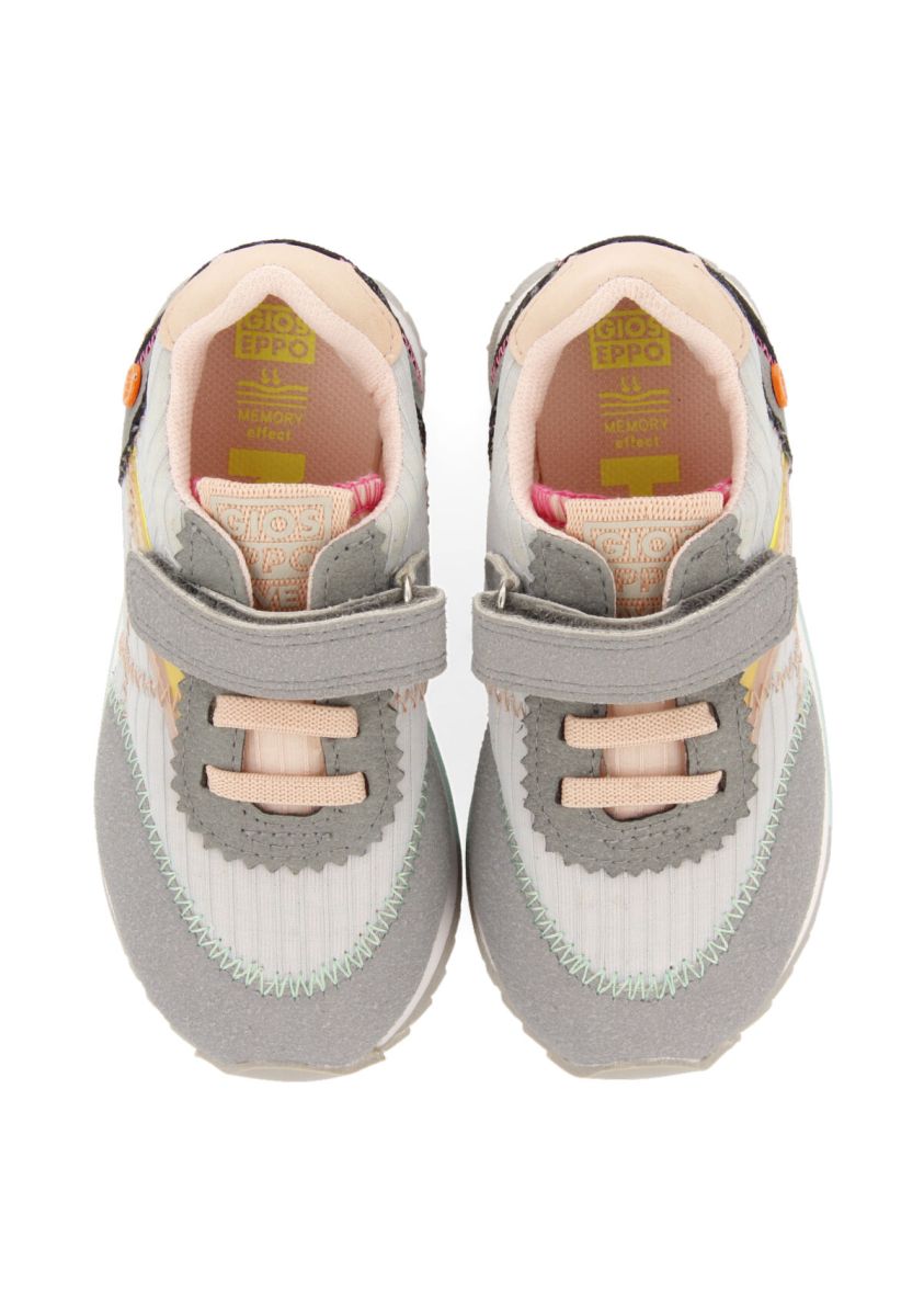 15984-sneakers-grises-con-correa-ajustable-para-ni-a-betim-gris-1.jpg