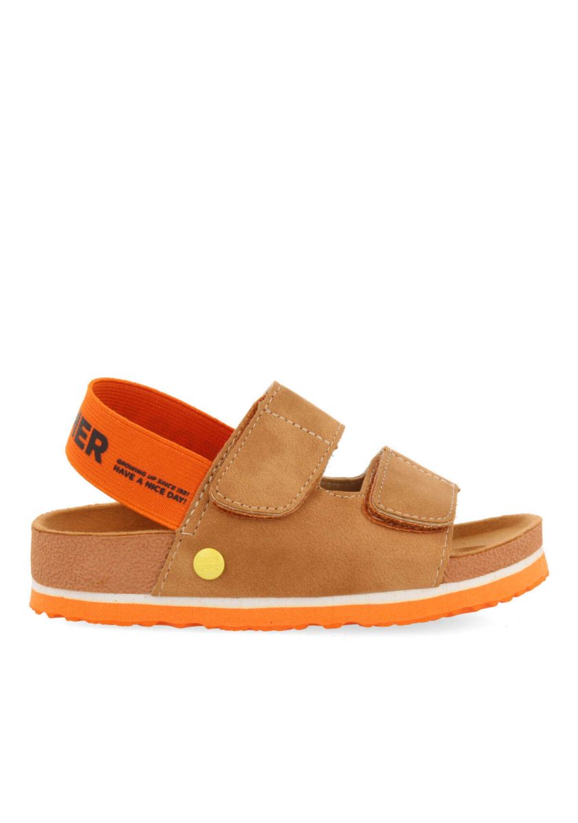Chanclas estilo bio color cuero con detalles en naranja y mensaje para niÃ±o courgis - CUERO