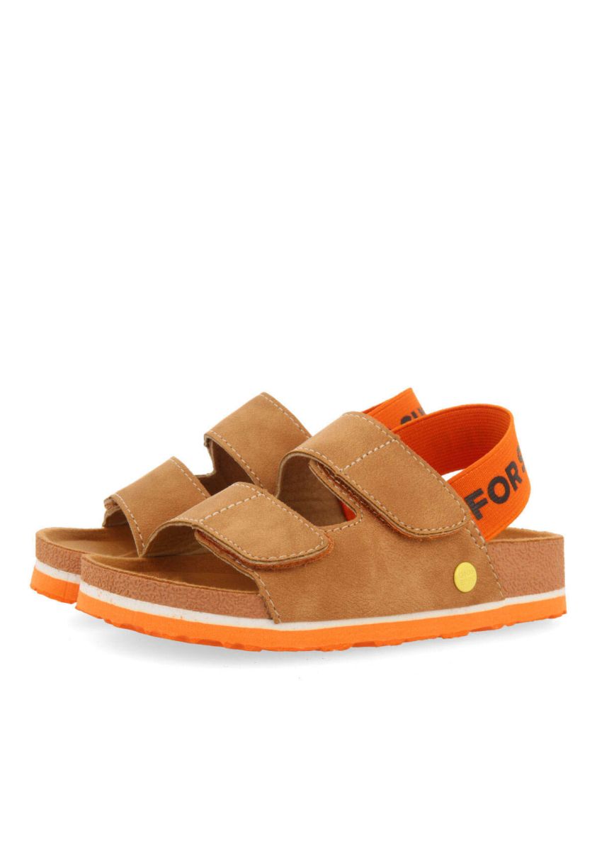 16347-chanclas-estilo-bio-color-cuero-con-detalles-en-naranja-y-mensaje-para-ni-o-courgis-cuero-1.jpg