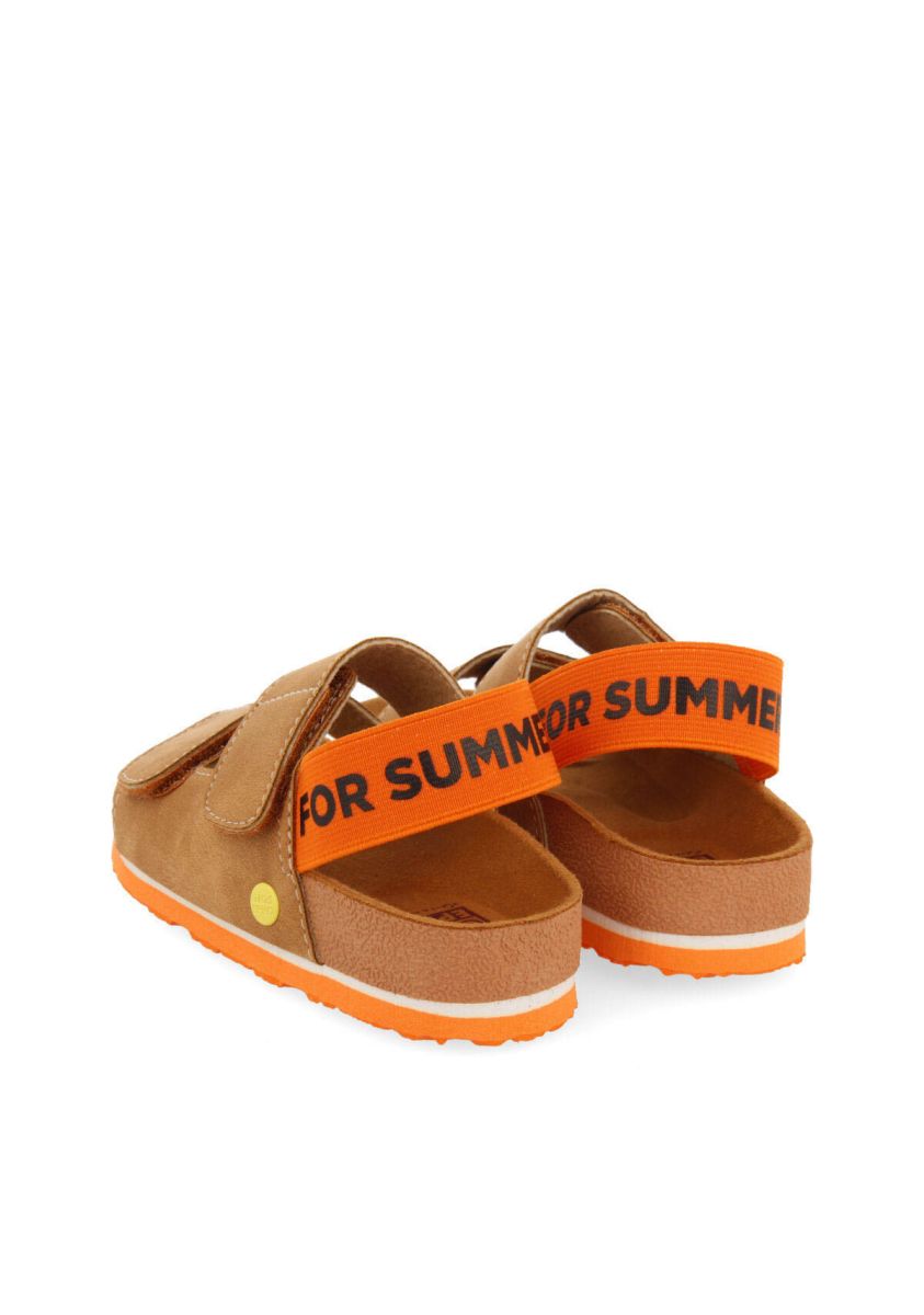 16347-chanclas-estilo-bio-color-cuero-con-detalles-en-naranja-y-mensaje-para-ni-o-courgis-cuero-1.jpg