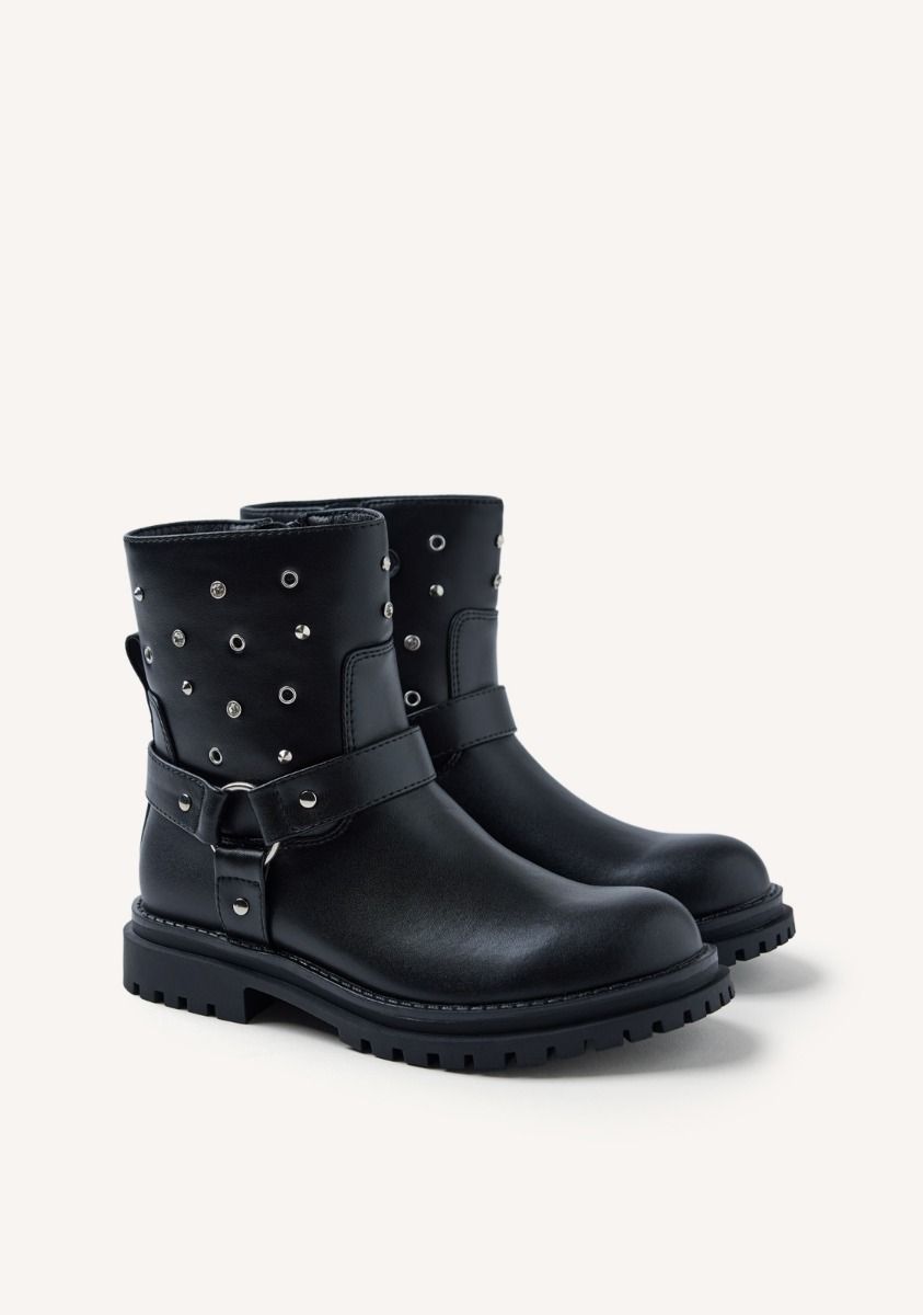 1667-botas-tachas-y-ollados-akeley-negro-1.jpg