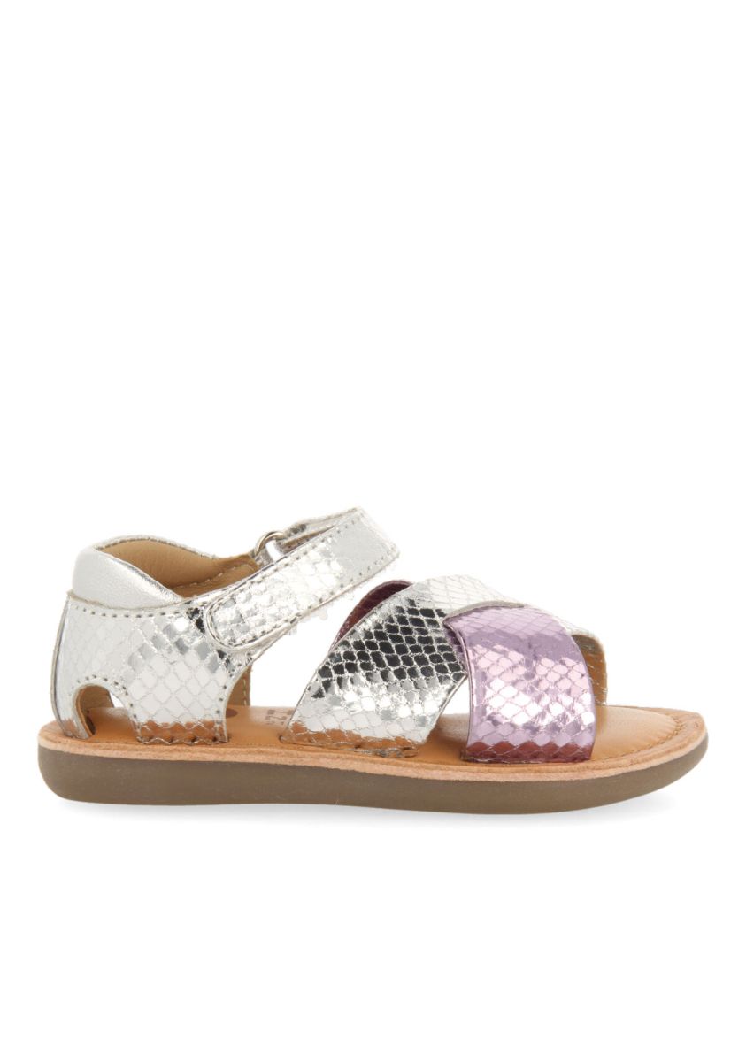 Sandalias bicolor metalizada en color plata y animal print para niÃ±a tame - PLATA