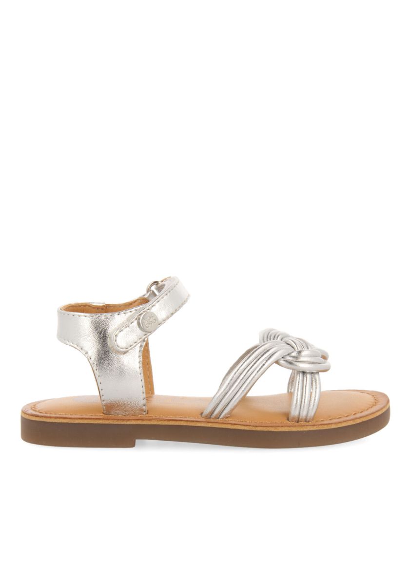 17034-sandalias-de-piel-en-color-plata-con-pala-para-ni-a-lontra-plata-1.jpg