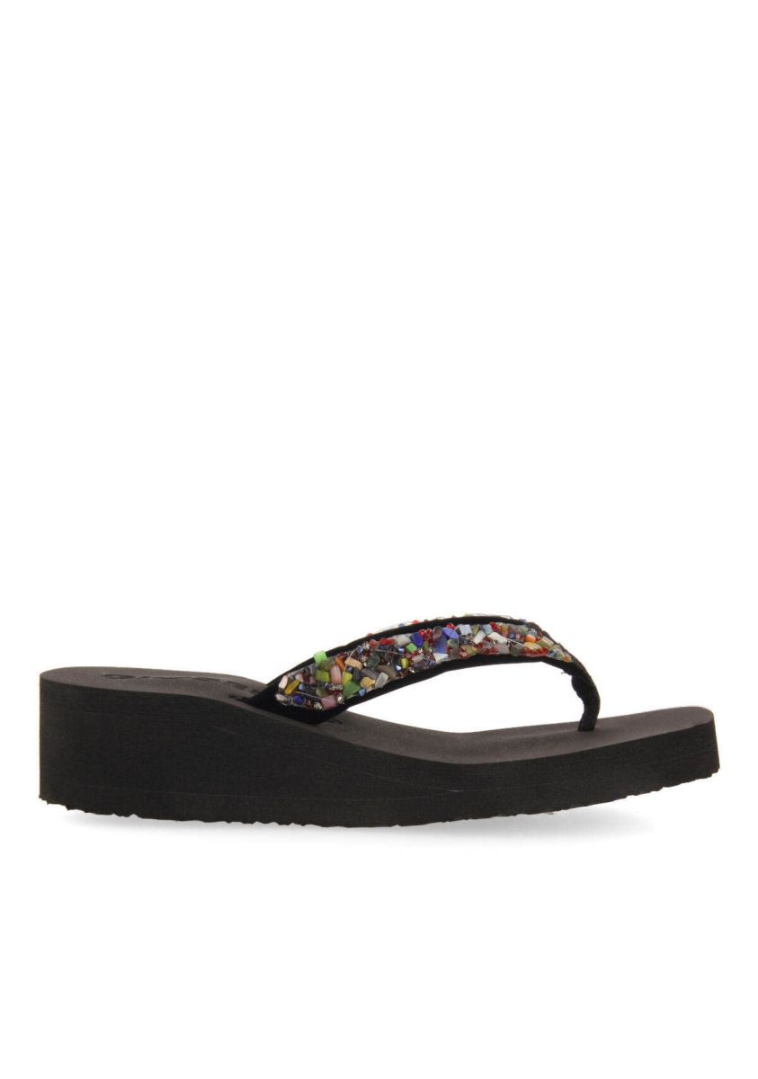 17594-chanclas-negras-de-cu-a-con-detalle-de-pedrer-a-multicolor-para-mujer-destord-multicolor-1.jpg