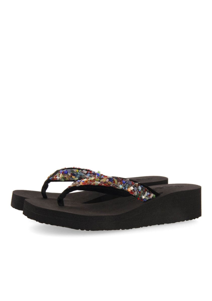 17594-chanclas-negras-de-cu-a-con-detalle-de-pedrer-a-multicolor-para-mujer-destord-multicolor-1.jpg