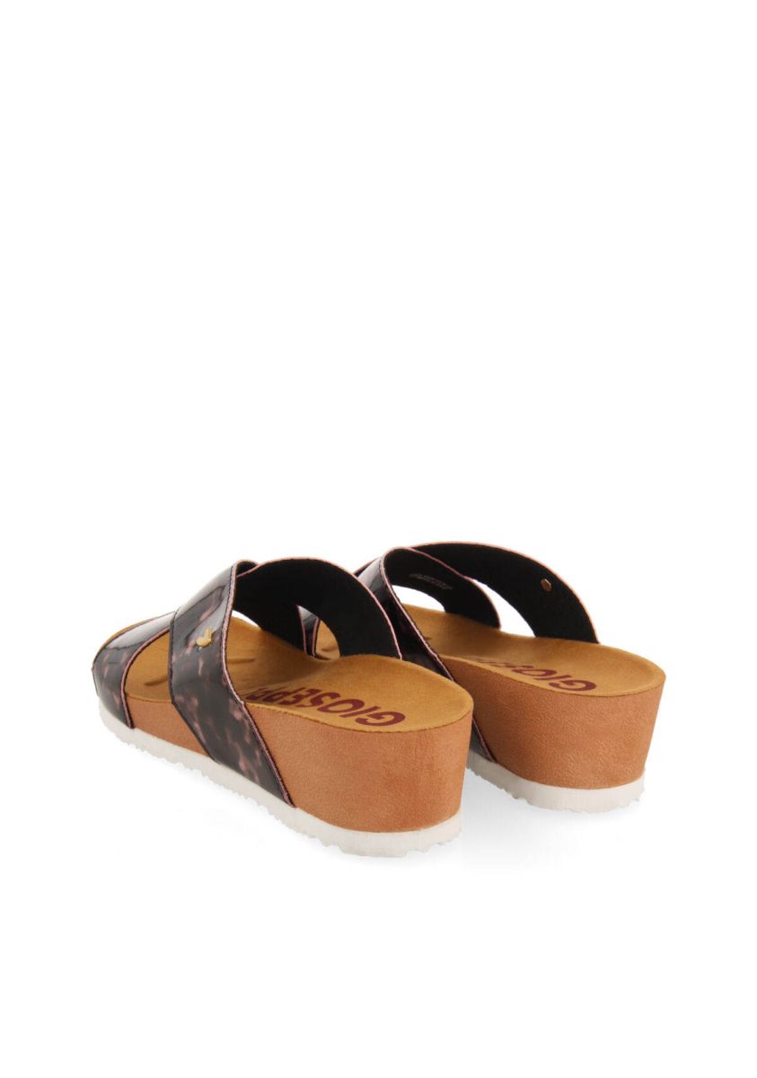 17634-chanclas-con-cu-a-estilo-bio-con-tiras-en-estampado-de-carey-para-mujer-arinos-rosa-1.jpg