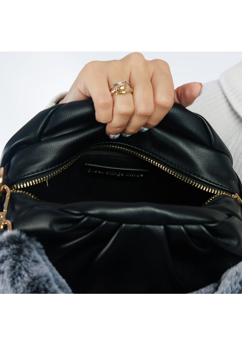 18134-bolso-negro-con-frunces-y-asa-de-pelo-gravdal-negro-1.jpg