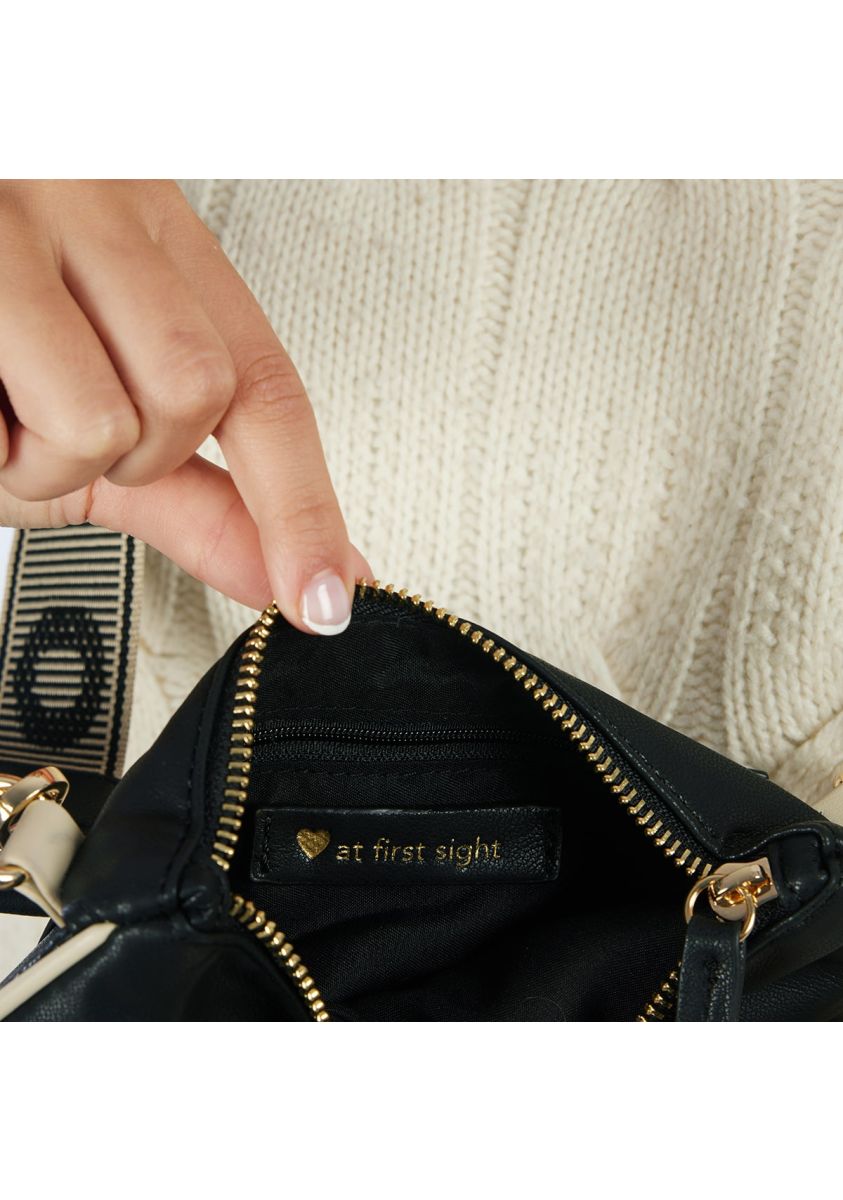 18139-bolso-bandolera-negro-con-detalles-off-white-idre-negro-1.jpg