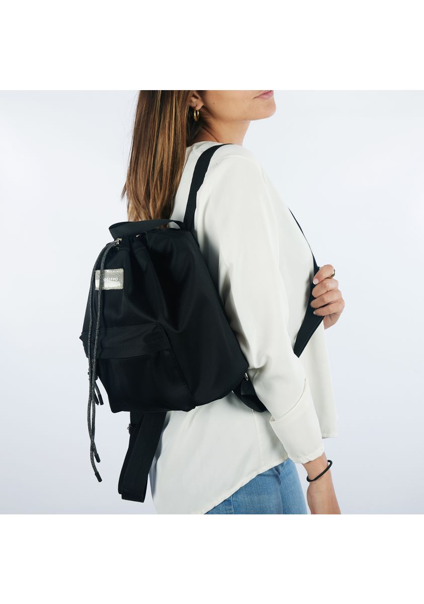 18142-mochila-negra-con-bolsillo-lolland-negro-1.jpg