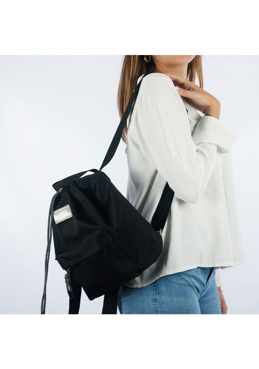 18142-mochila-negra-con-bolsillo-lolland-negro-1.jpg
