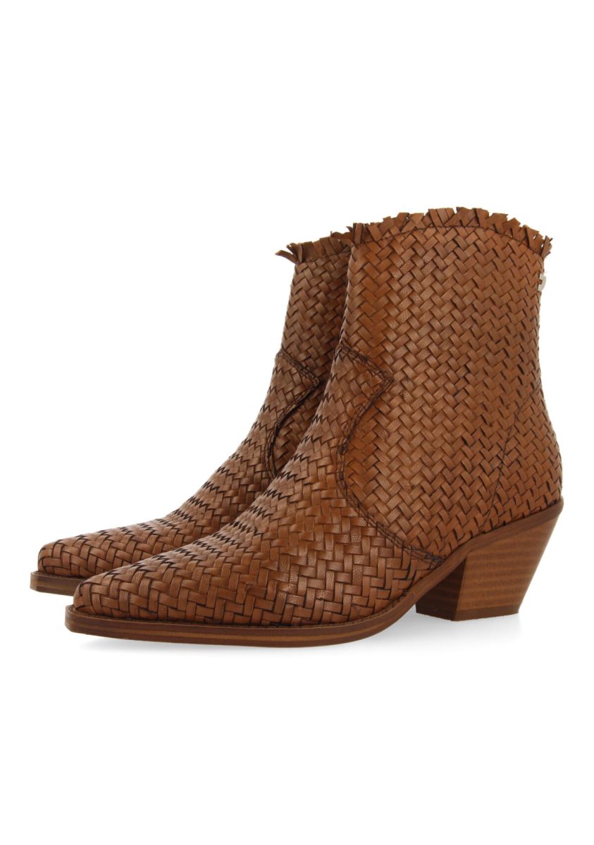 18147-bot-n-estilo-cowboy-en-piel-trenzada-color-cuero-para-mujer-kokkola-cuero-1.jpg