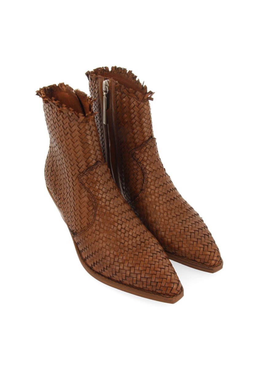 18147-bot-n-estilo-cowboy-en-piel-trenzada-color-cuero-para-mujer-kokkola-cuero-1.jpg