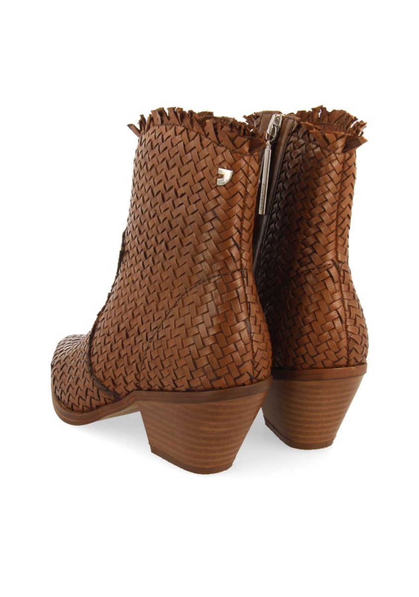 18147-bot-n-estilo-cowboy-en-piel-trenzada-color-cuero-para-mujer-kokkola-cuero-1.jpg
