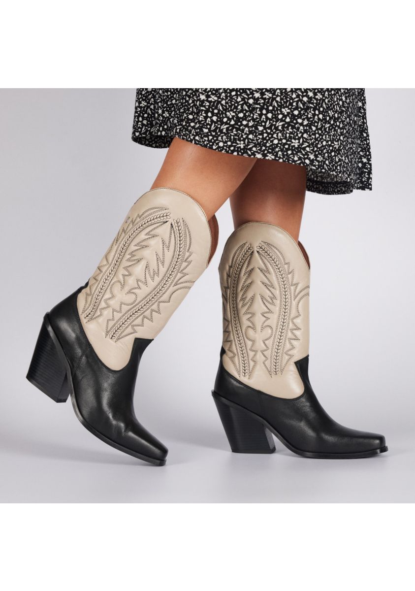18157-bota-tipo-cowboy-en-piel-negro-y-off-white-con-detalle-de-bordado-para-mujer-herlev-off-white-1.jpg