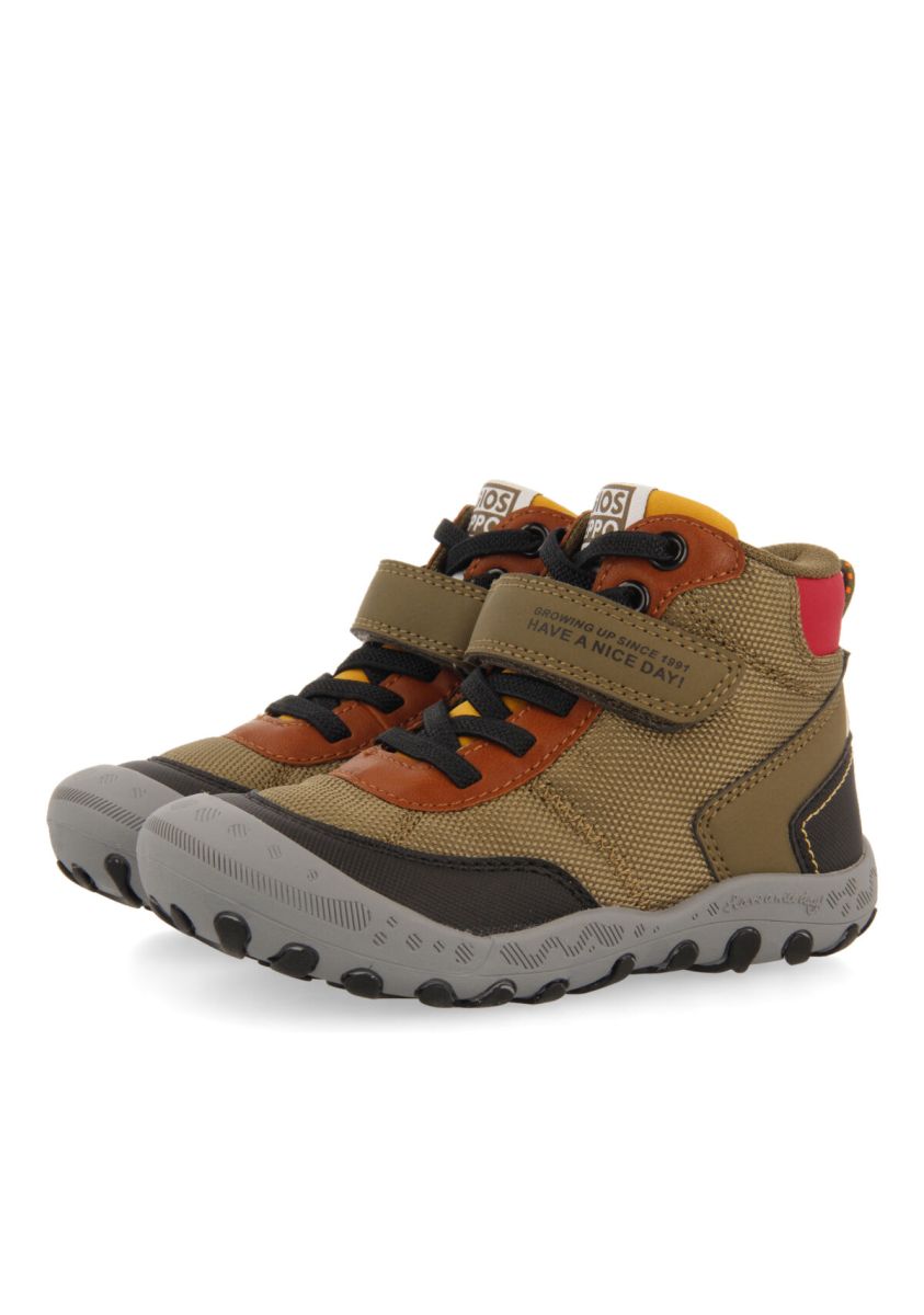 18479-sneakers-abotinadas-tipo-trekking-caqui-para-ni-a-y-ni-o-loen-kaki-1.jpg