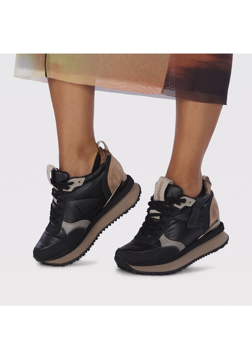 18708-sneakers-negras-monocolor-acolchadas-con-detalles-y-cu-a-interna-para-mujer-anif-negro-1.jpg