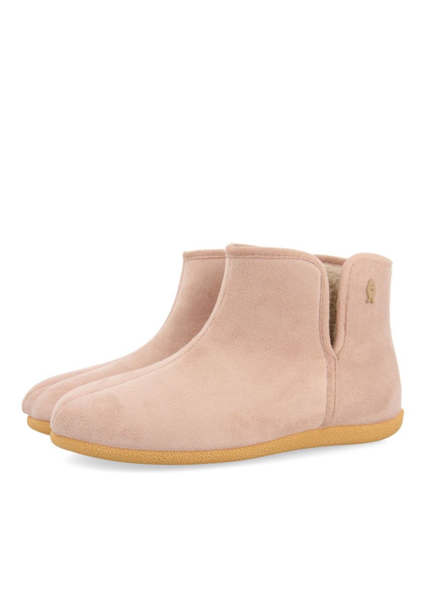 19017-zapatillas-de-estar-por-casa-rosa-tipo-bot-n-con-detalle-de-pelo-sifjord-rosa-1.jpg