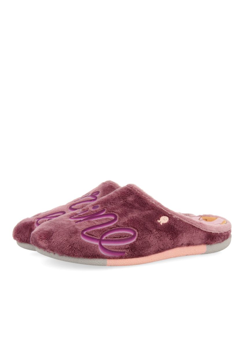 19080-zapatillas-de-estar-por-casa-de-pelo-malva-con-mensaje-hosmer-malva-1.jpg