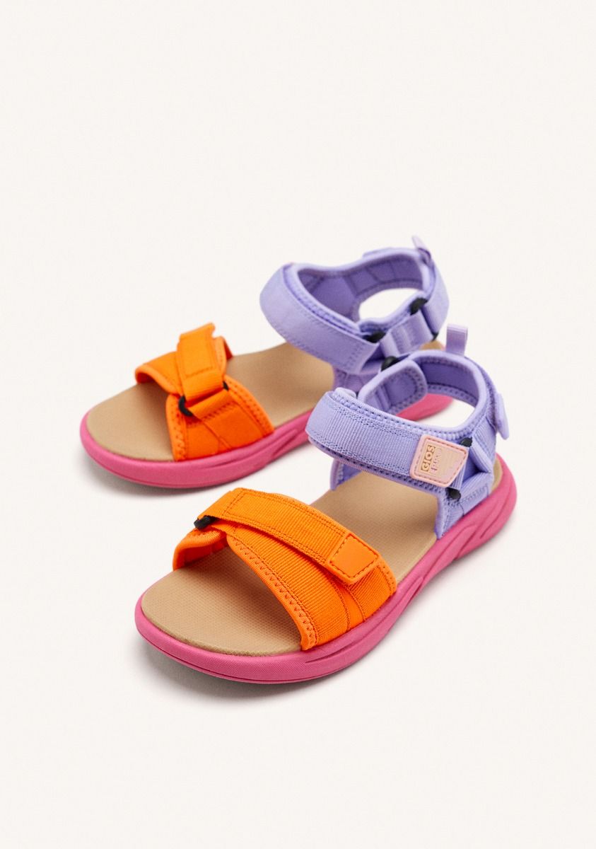 19411-chanclas-deportivas-color-fucsia-con-acentos-de-color-para-ni-a-y-ni-o-bunnel-fuxia-1.jpg