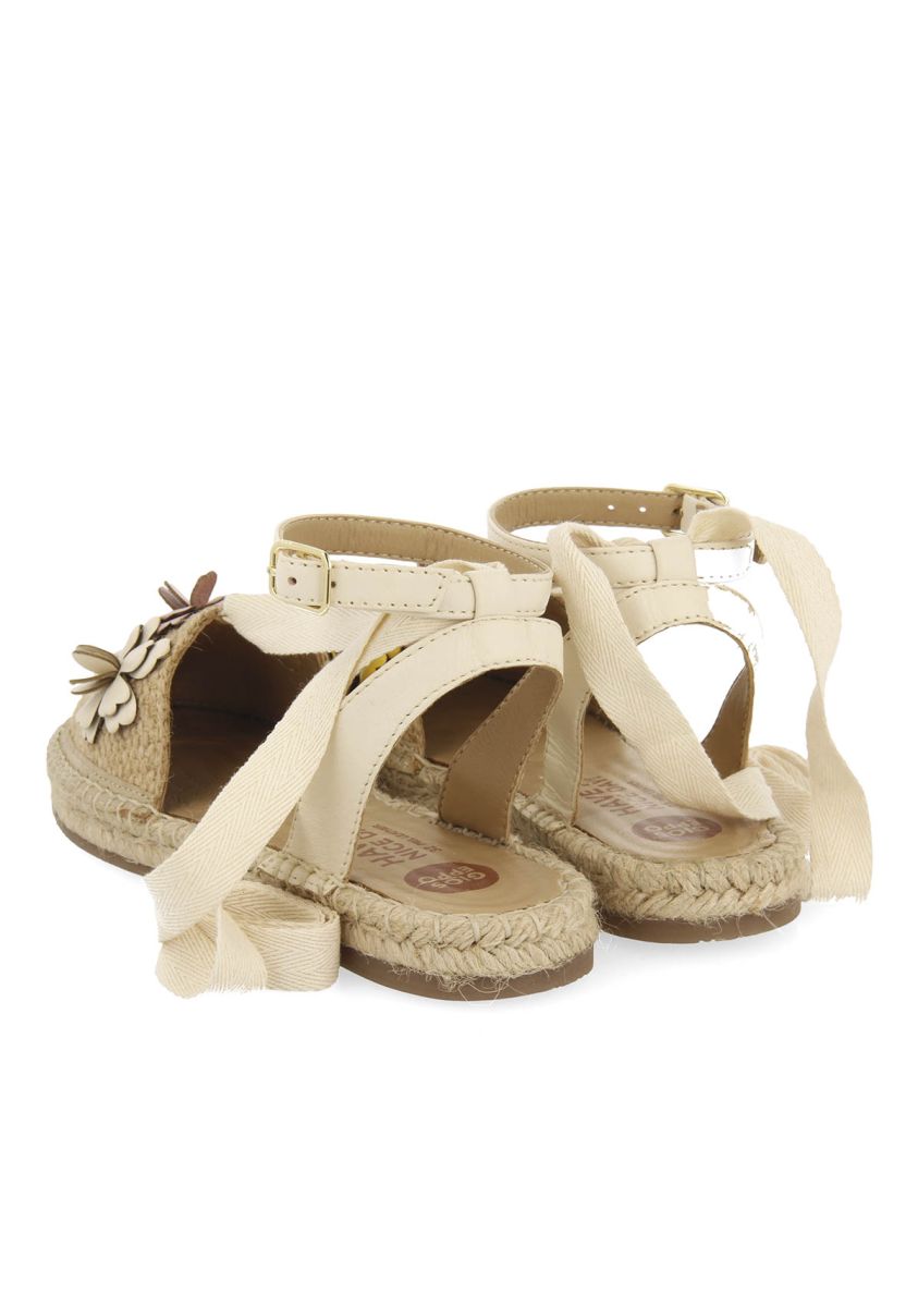 19714-espadrilles-color-nude-de-piel-con-adorno-floral-para-ni-a-y-ni-o-prescott-nude-1.jpg