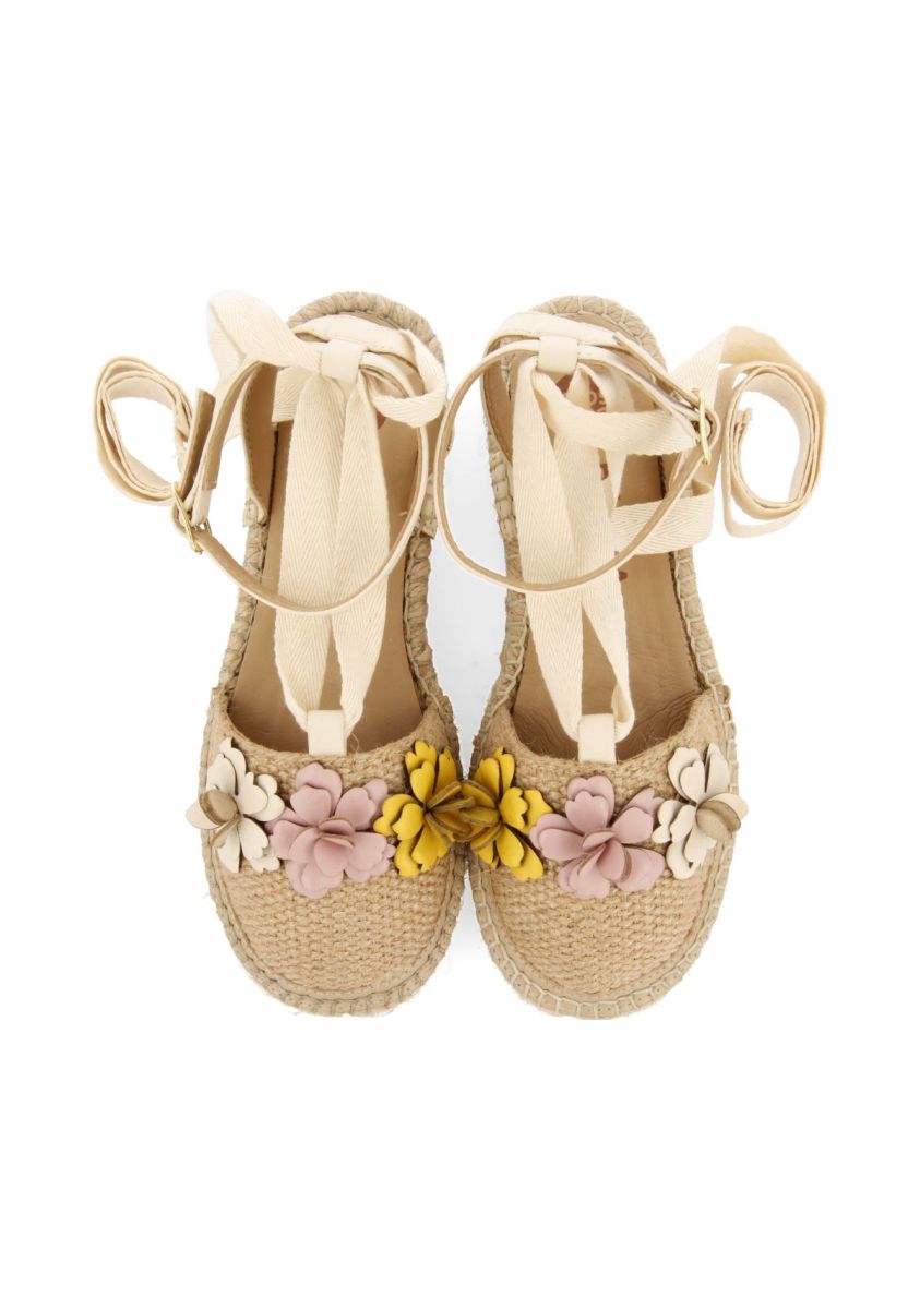 19714-espadrilles-color-nude-de-piel-con-adorno-floral-para-ni-a-y-ni-o-prescott-nude-1.jpg