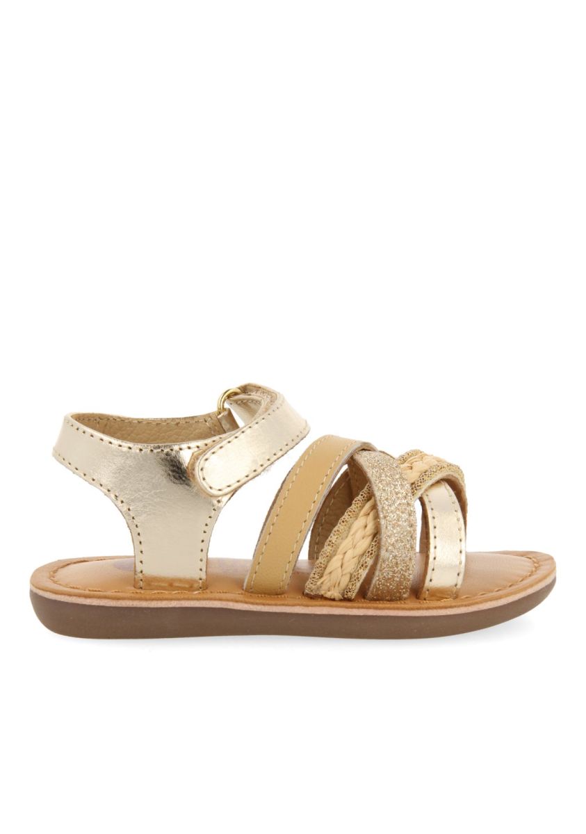 SANDALIAS DORADAS DE PIEL CON BORDADO EN RAFIA, GLITTER Y ACENTOS METALIZADOS PARA BEBÃ ILOK - ORO