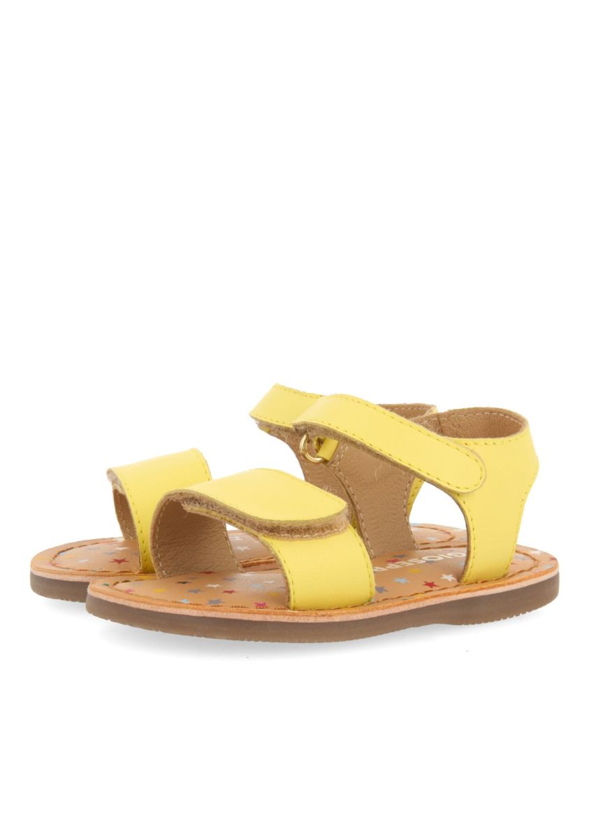 20514-sandalias-amarillas-de-piel-con-print-fantas-a-para-beb-himare-amarillo-1.jpg