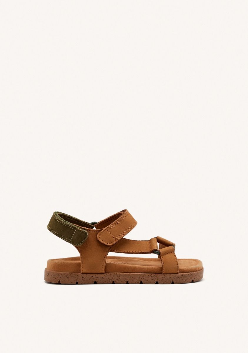 20587-sandalias-color-cuero-de-piel-con-acentos-en-caqui-para-ni-o-y-ni-a-depoe-cuero-1.jpg