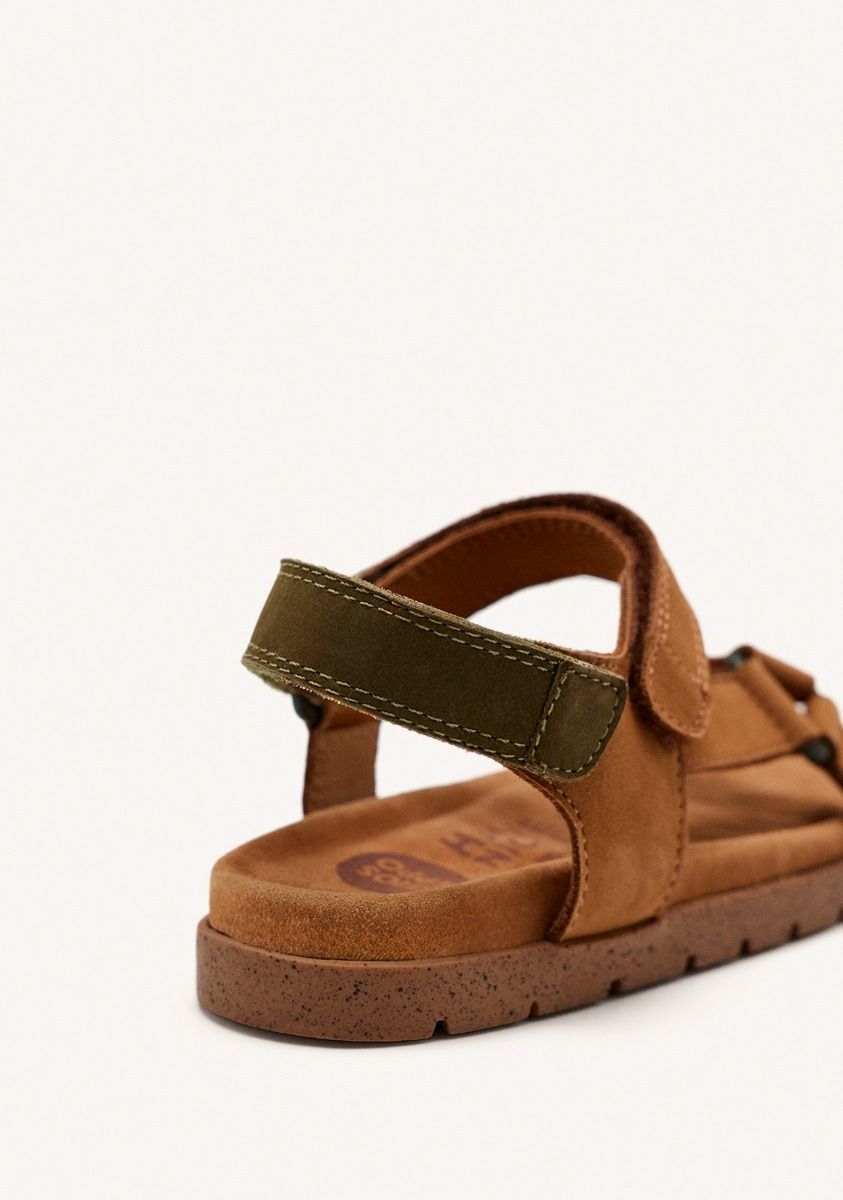 20587-sandalias-color-cuero-de-piel-con-acentos-en-caqui-para-ni-o-y-ni-a-depoe-cuero-1.jpg