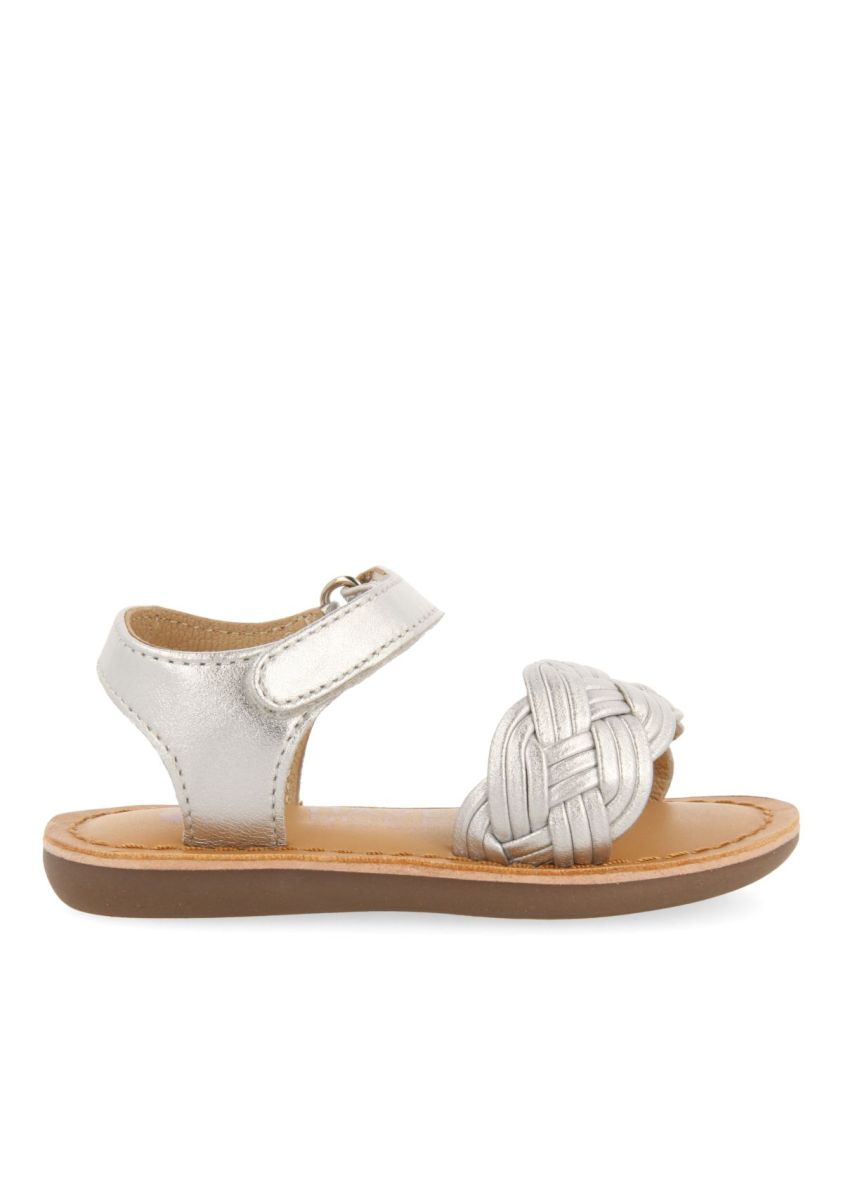 SANDALIAS PLATEADAS DE PIEL CON TRENZADO Y CIERRE AJUSTABLE PARA BEBÃ FLUSHE - PLATA