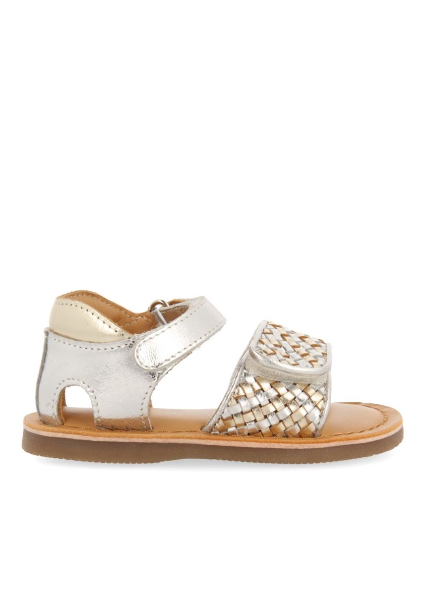 SANDALIAS DORADAS DE PIEL CON PALA TRENZADA Y CIERRE AJUSTABLE PARA BEBÃ ATHENA - ORO