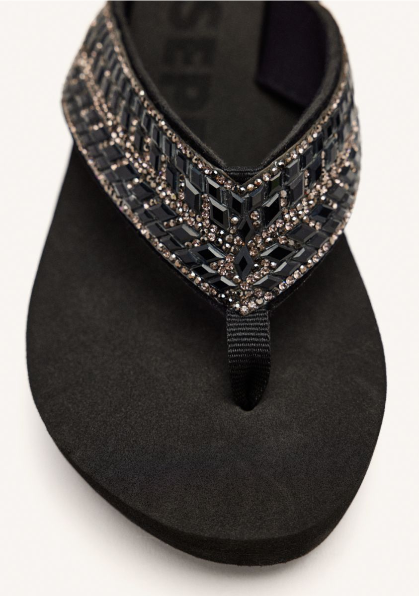 21066-sandalias-negras-con-cu-a-y-pedrer-a-para-mujer-devices-negro-1.jpg