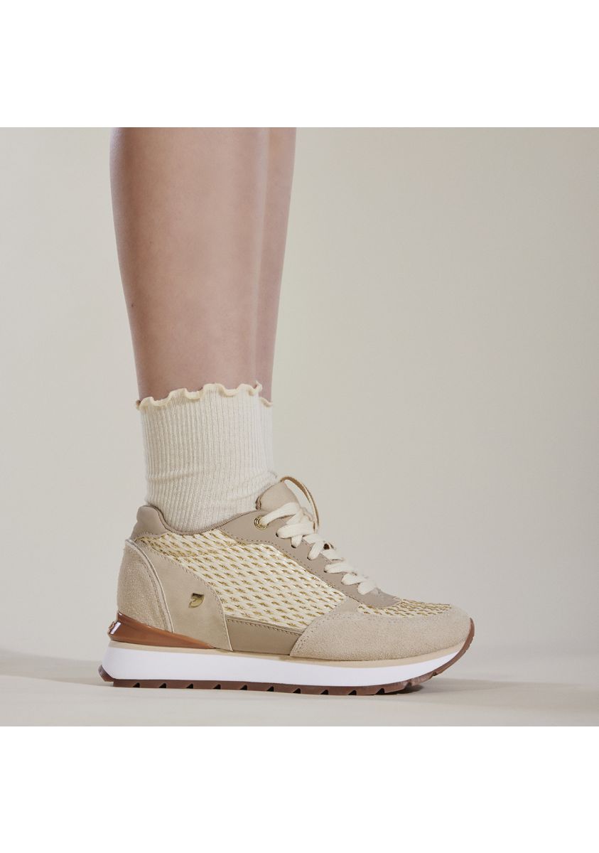 SNEAKERS DORADAS CON CUÃA INTERNA Y DETALLES TRENZADOS PARA MUJER HEKAL - ORO