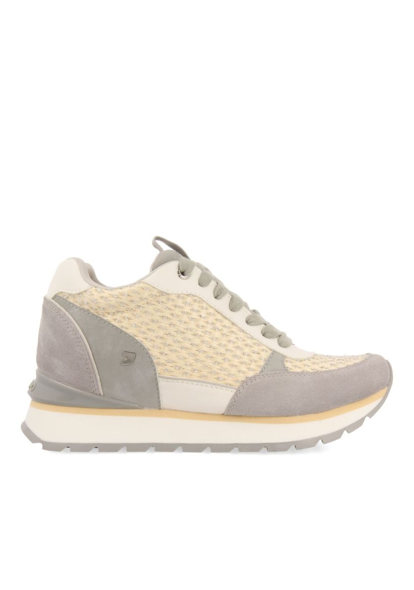 SNEAKERS PLATEADAS CON CUÃA INTERNA Y DETALLES TRENZADOS PARA MUJER HEKAL - PLATA