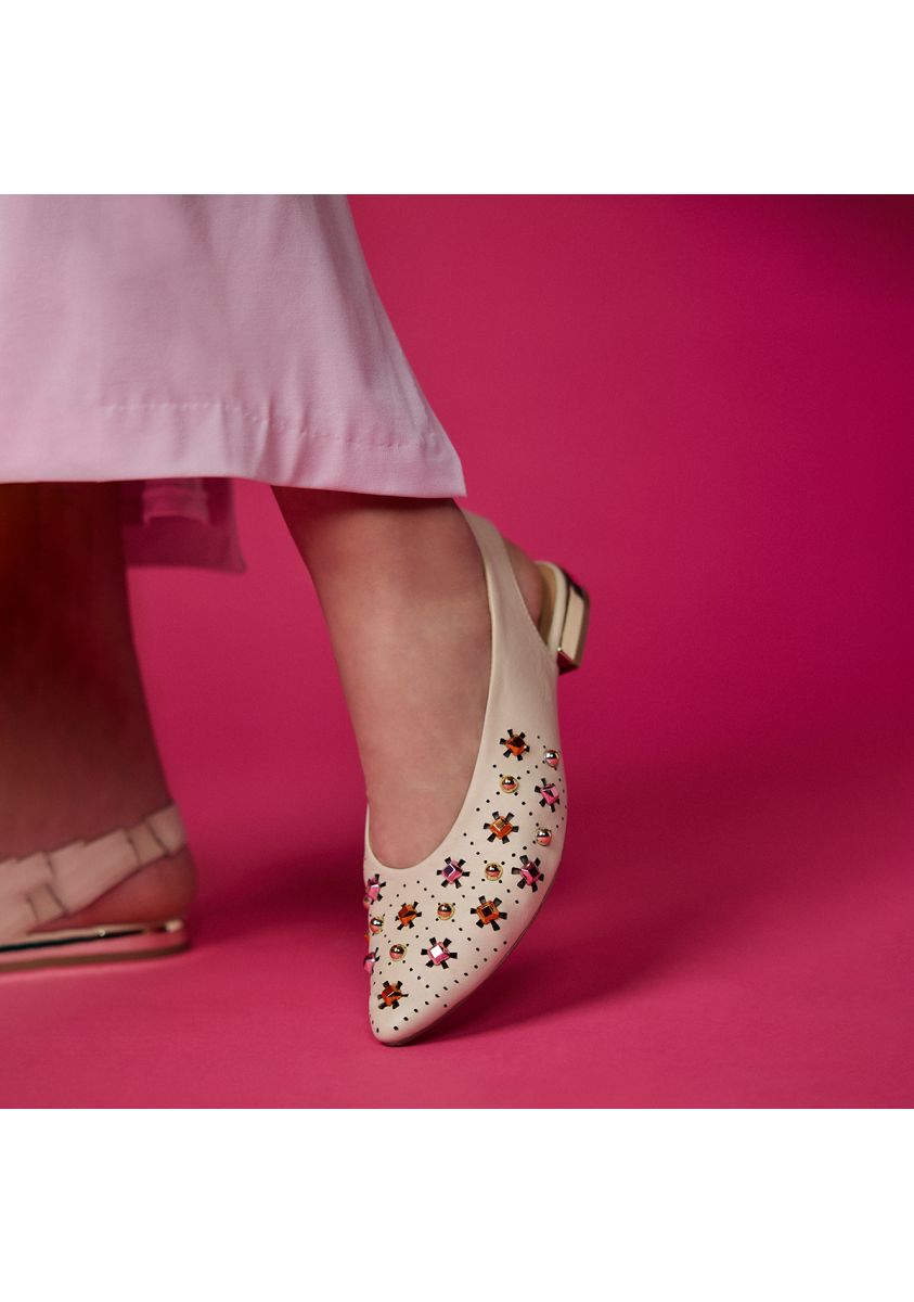 21488-bailarinas-destalonadas-en-piel-color-off-white-con-detalle-de-tachas-para-mujer-dakovo-off-white-1.jpg