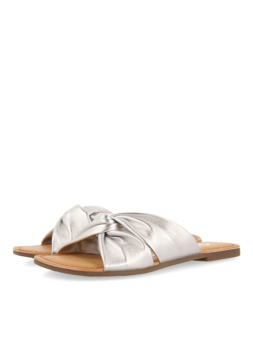 21627-sandalias-estilo-pala-plateadas-de-piel-para-mujer-agira-plata-1.jpg