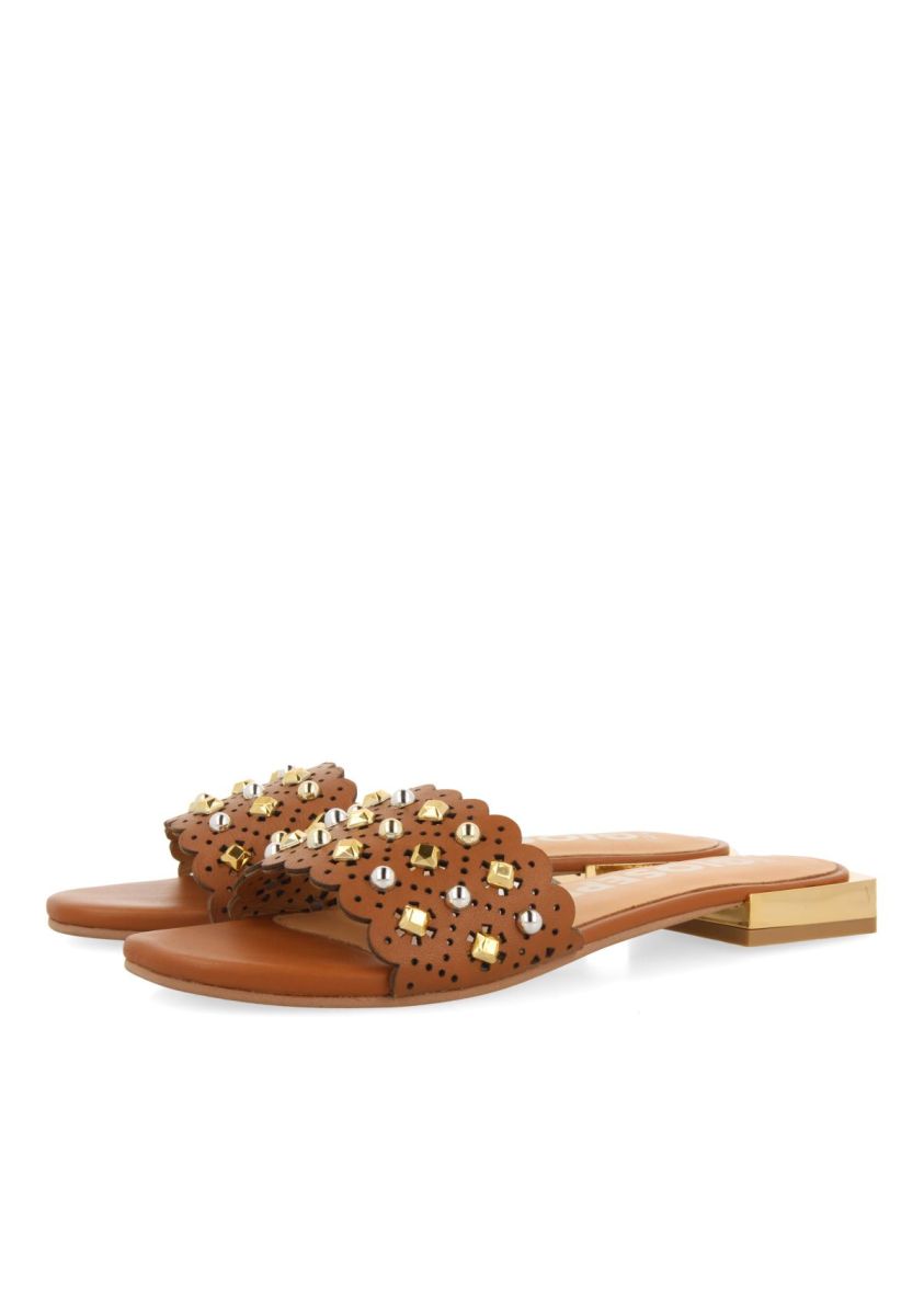 21841-sandalias-tipo-pala-color-cuero-con-adornos-de-tachas-para-mujer-labin-cuero-1.jpg