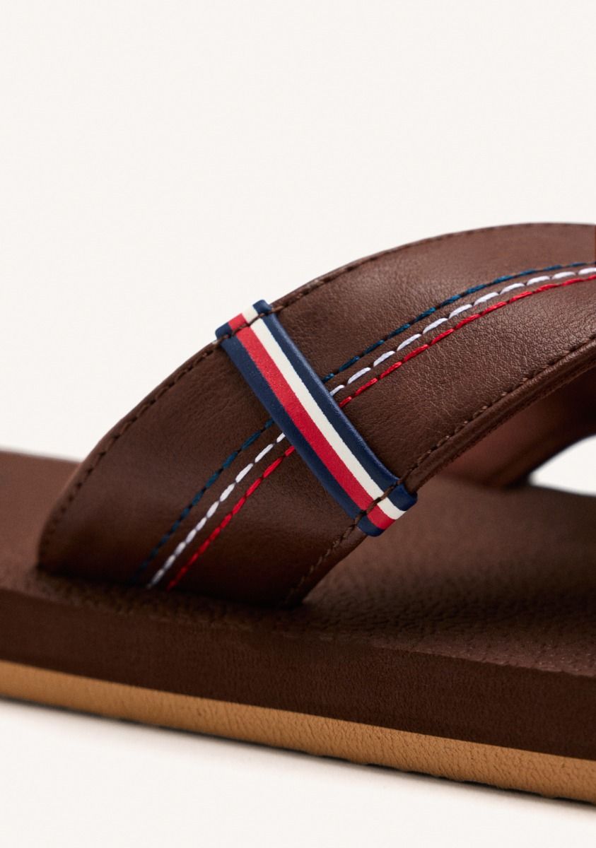21969-chanclas-marrones-con-pala-cruzada-y-detalles-de-colores-para-hombre-elkton-marron-1.jpg