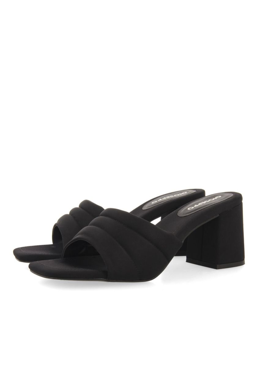 22263-sandalias-negras-de-tac-n-destalonadas-para-mujer-bucoda-negro-1.jpg